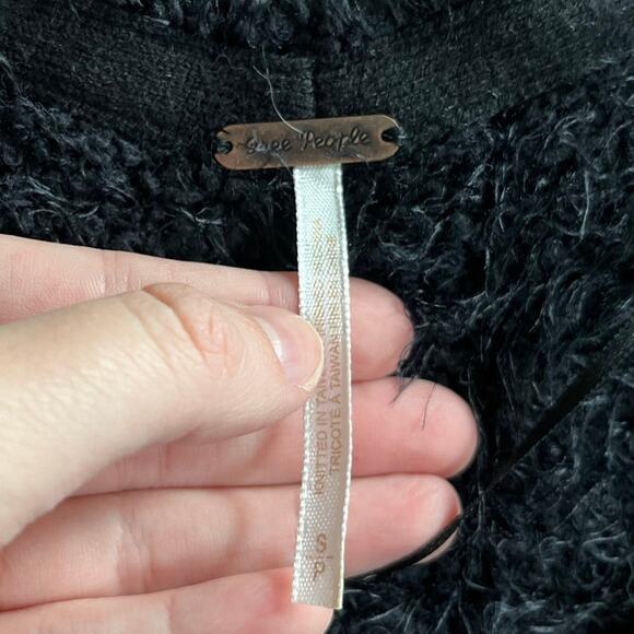 Free People Sweater Small Oversized Cropped Faux Fur Fuzzy Soft V-Neck Black - Picture 5 of 14